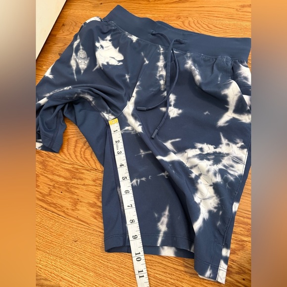 Lululemon T.H.E. Linerless Short 9" Indigo Ice Print Blue Multi Size Small Mens - Picture 12 of 13